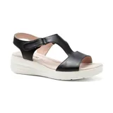 Sandalia de cuero sintético color negro con plataforma blanca.