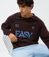 Suéter de punto en jacquard color bordó con diseño de cuello polo y cierre frontal parcial. Presenta estampado frontal con la palabra 'EASY' y la frase 'plans being' en color celeste, además de un pequeño logo bordado. Posee mangas largas con puños acanalados y un corte holgado.