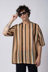 Remera de tejido tipo crochet con diseño de rayas verticales en tonos tierra, beige y negro. Presenta un corte oversize con mangas cortas y cuello redondo.