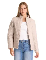 Campera 3 en 1 de color beige, con sistema de capas desmontables. La capa exterior es de tejido técnico resistente al viento y lluvia ligera, con capucha fija, cierre frontal con solapa, bolsillos de parche y ajuste elástico interno en la cintura. Incluye una campera interior capitoneada ultraliviana que puede usarse de forma independiente.