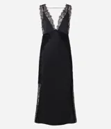 Vestido midi de satén negro con corte recto, escote en V profundo, breteles anchos de encaje y aplicaciones laterales de encaje con tajo pronunciado.