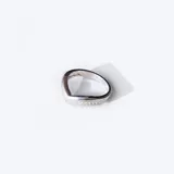Anillo en forma de V fabricado en plata 925, con engaste de pequeñas circonias brillantes a lo largo de la banda.