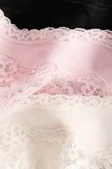 Pack de tres bombachas tipo brazilian de tiro bajo con cintura en V, confeccionadas en punto de algodón y encaje. Incluye una bombacha negra, una rosada y una beige.