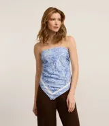 Pañuelo cuadrado de satén color celeste con estampado paisley en blanco.