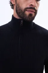 Buzo tejido de punto acanalado en color gris, con cuello alto y cierre frontal parcial. Presenta puños y ruedo elásticos.