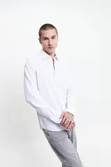 Camisa de manga larga Mistral con diseño de rayas verticales en tonos beige y gris. Presenta una textura tipo waffle, cuello clásico y cierre frontal con botones.