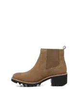 Botas tipo Chelsea de gamuza color marrón, con elásticos laterales al tono, suela track robusta y taco ancho de color negro.