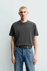 Camiseta de corte regular, con cuello redondo y manga corta, perteneciente a la colección especial Origins.
