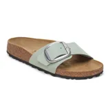 Sandalias Birkenstock modelo Madrid Big Buckle, color verde menta, con una sola tira ancha ajustable mediante una hebilla metálica grande. Presenta plantilla anatómica de corcho y suela de goma antideslizante.