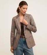 Blazer marrón con estampado de cuadros, confeccionado en punto roma. Tiene solapa en el cuello, cierre con un botón, bolsillos delanteros y corte entallado.