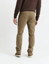 Pantalón sport de cinco bolsillos, corte recto, color tostado, con botones y remaches de metal envejecido.