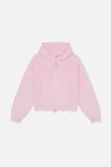 Campera con capucha de tejido texturizado en color rosa claro, de calce relajado. Presenta cierre frontal completo con tirador en forma de aro, bolsillos tipo canguro y logo en relieve del mismo tono en el pecho. Terminaciones con puños y ruedo de borde sin rematar.