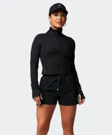 Campera Fabletics modelo Perfect Storm Cropped, de color rosado con cierre frontal completo, cuello alto, mangas largas con aberturas para pulgares y bolsillos laterales.