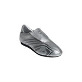 Zapatillas Adidas Taekwondo modelo F50, de color plateado metalizado con detalles en negro, diseño slip-on inspirado en el calzado clásico de artes marciales y fútbol.