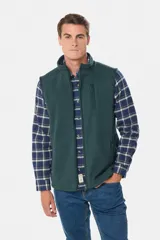 Chaleco deportivo rojo de polar con forro e interior en color azul combinado, cierre frontal y bolsillos delanteros con cierre metálico personalizado. Incluye dos bolsillos interiores con cierre y logo bordado en el pecho.