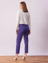 Pantalón recto color verde esmeralda de gabardina elastizada, marca Zac & Rachel. Pretina ancha con faja interna modeladora. Delantera con bolsillos simulados. Trasera con bolsillos ojal.