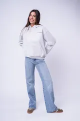 Canguro con capucha color blanco, confeccionado en algodón, con bolsillo frontal tipo canguro y pequeño bordado en el pecho.