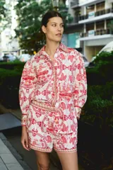 Short de poplin blanco con estampado de motivos italianos en rojo.