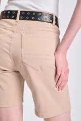 Bermuda color beige de jean con spandex y elasticidad.