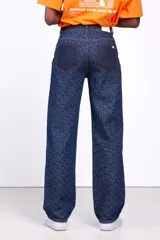 Pantalón de jean azul oscuro con estampado de logos de la marca. Corte boyfriend de cintura alta.