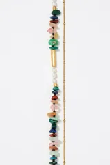Collar de doble cadena dorada con piedras naturales multicolor en forma de chips, intercaladas con tubos metálicos dorados y cuentas de vidrio.