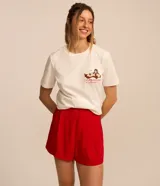 Short holgado de viscosa texturizada color blanco, con cintura de sastrería en la parte delantera y elástico en la trasera, bolsillos laterales y cierre con botón y cremallera.