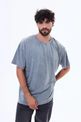 Remera de algodón con efecto lavado, cuello redondo y manga corta, de corte regular y levemente holgado.