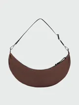 Cartera tipo hobo o bandolera de Longchamp, modelo Le Pliage Energy, en color marrón. Presenta diseño en forma de media luna, cierre superior con cremallera y correa ajustable para el hombro con detalles metálicos plateados.