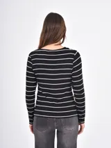 Remera de manga larga con diseño de rayas horizontales en azul marino y blanco, confeccionada en tejido acanalado con cuello redondo.