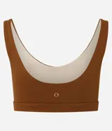Top deportivo Get Over de microfibra color marrón, con escote en U, breteles anchos y copas removibles.
