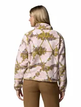 Polar de felpa suave y mullida Columbia modelo Helvetia Snap Fleece, con estampado abstracto en tonos rosado, marrón y verde oliva. Cuenta con cuello alto con solapa de botones a presión, un bolsillo con cierre en el pecho y puños elásticos.
