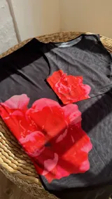 Pollera negra de microtul con elástico en la cintura y pollera negra opaca incluida.