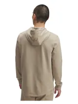 Buzo con capucha Under Armour modelo Rival Terry, color beige, confeccionado en tejido French Terry ligero con interior cálido. Presenta cordones ajustables en la capucha, logo de la marca estampado en el pecho y bolsillos laterales abiertos.