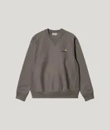 Buzo de cuello redondo Carhartt, confeccionado en tejido de algodón de alta calidad. Presenta un corte holgado, puños y ruedo acanalados, y el logo de la marca bordado en el pecho.