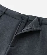 Pantalón de sastrería masculino corte balloon, color gris, confeccionado en tejido scuba pesado con pinzas frontales y pretina con pasacintos.