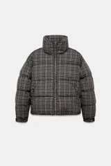 Anorak acolchado de cuello subido y manga larga con puños elásticos ajustables. Presenta un diseño de cuadros, cierre frontal con cremallera, bolsillos laterales con cierre y bajo ajustable con cordones elásticos.