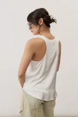 Musculosa básica de corte holgado, con escote redondo y tirantes anchos.