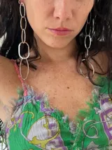 Aros largos plateados con eslabones ovalados en cadena.