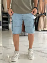 Bermuda cargo de jean color beige, con bolsillos laterales con solapa en las piernas y corte holgado.