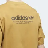 Remera color mostaza de corte clásico con cuello redondo y logo Adidas bordado en el pecho.