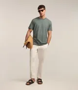 Remera de manga corta y cuello redondo, confeccionada en algodón peruano de alta calidad. Presenta un diseño liso y corte cómodo, ideal para uso diario.