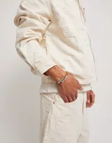 Pulsera doble de cuero color camel con piezas tubulares bañadas en plata de ley y cierre magnético.