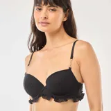 Sujetador tipo balconet de color negro, confeccionado en tul con textura a rayas. Presenta un diseño con aros, copas con relleno y un delicado detalle de volados en el borde inferior. Incluye breteles ajustables con eslabones metálicos decorativos en la parte frontal.