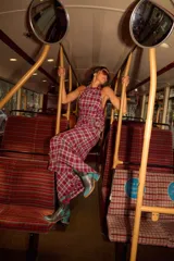 Vestido largo con estampado de cuadros escoceses, diseño halter con escote buche, tajo lateral y detalle de pin con strass.