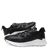 Championes deportivos de hombre en color negro, con diseño de paneles superpuestos en material sintético y malla transpirable. Presentan cierre de cordones al tono y una suela blanca con relieve estriado.