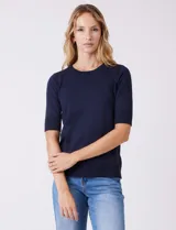 Buzo de tejido fino en color azul marino, con cuello redondo y mangas cortas con puños acanalados.