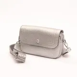 Bandolera plateada con textura granulada, correa ancha de tela con diseño geométrico y cierre con broche imantado.