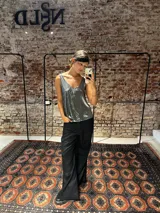 Musculosa de corte holgado con acabado brillante, escote en V pronunciado en la espalda y breteles anchos.