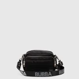 Cartera tipo bandolera de color negro, con diseño acolchado y cierre frontal. Cuenta con una correa ajustable y extraíble con el logo de la marca estampado y herrajes metálicos.
