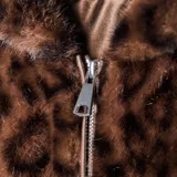 Campera de piel sintética con estampado animal print de leopardo en tonos marrones, con capucha y cierre frontal.